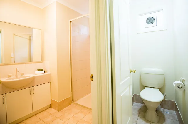 2 Bedrooms, Cabin, Queen and Twin Beds, RAC Busselton Holiday Park 4/6