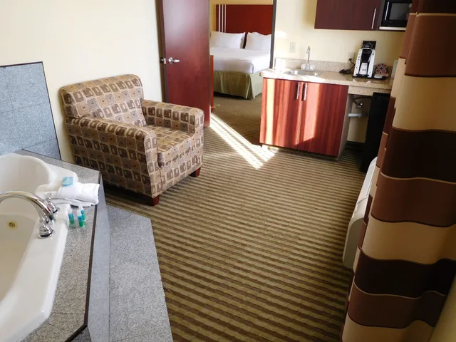 جناح بسرير كينج بمنطقة جلوس بحوض جاكوزي، Holiday Inn Express Hotel And Suites Ponca City 3/3