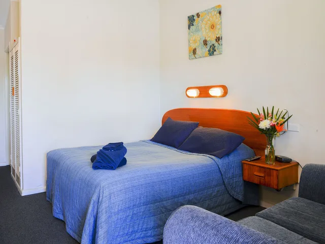 1 Bedroom, Suite, Queen Bed, REST POINT MOTOR INN 2/6