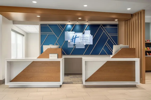 Holiday Inn Express & Suites Overland Park South, Belton, Raymore 6/50
