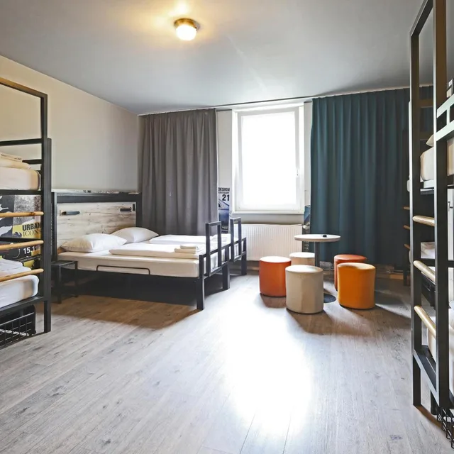 Room, 6 Beds, a&o Stuttgart City 3/8