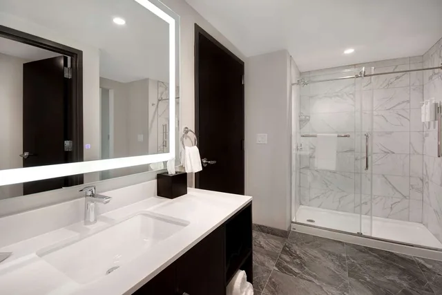 جناح ركني بسرير كينج، Embassy Suites by Hilton Alpharetta Halcyon 1/2