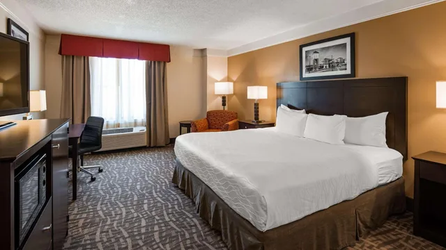 جناح بسرير كينج بغرفة نوم واحدة مع أريكة، Best Western Plus Peoria 1/2