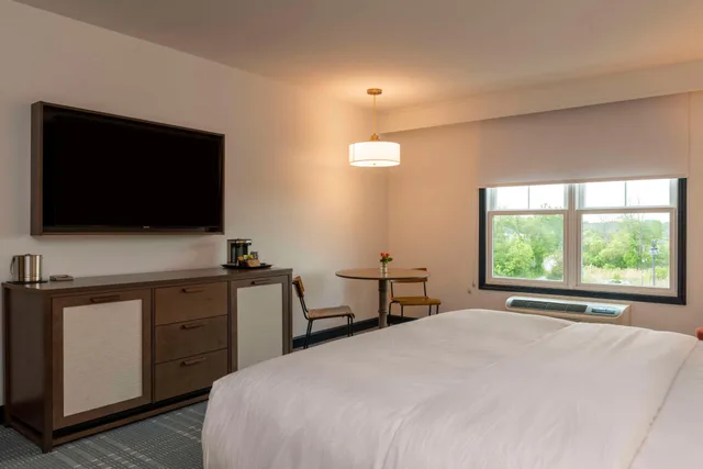 غرفة بسرير مزدوج لذوي الإعاقة، Hotel Canandaigua, Tapestry Collection by Hilton 3/6