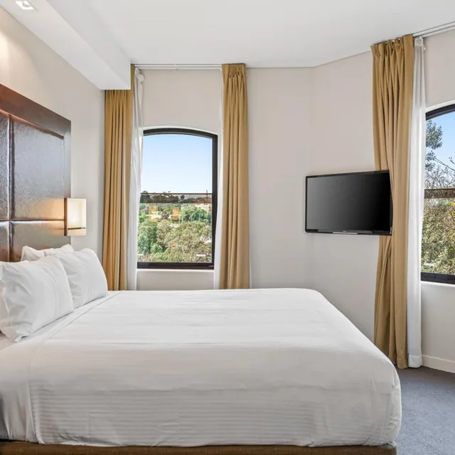 Spa, Suite, River View, Sofa، Amora Herencia Riverwalk Melbourne 3/5