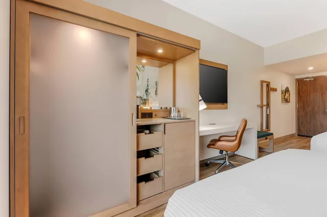 غرفة قياسية بسريرين كوين، Cambria Hotel Tampa-Brandon FL 5/8