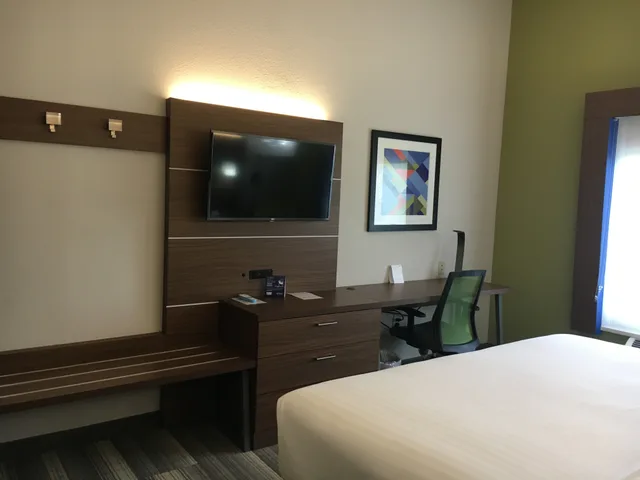 غرفة بسرير كينج، Holiday Inn Express Hotel Suites Thomasville 6/7