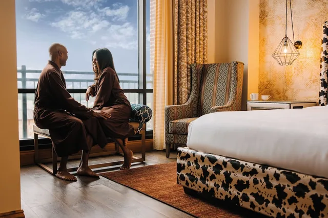 جناح بسرير كينج مع أريكة، Brownwood Hotel & Spa 1/3