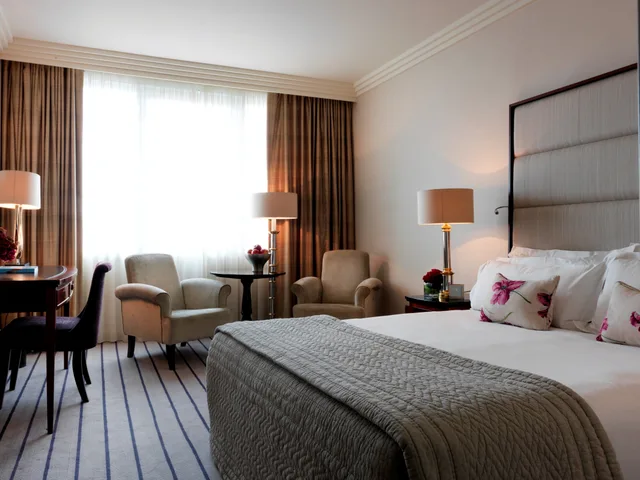 غرفة كلاسيكية بسرير كينج، THE WESTBURY HOTEL 1/1