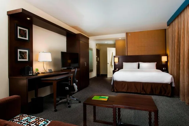 1 Bedroom, Presidential, Suite, King Bed, Urban View, Sofa, Bathtub، Courtyard Montreal Downtown 1/3
