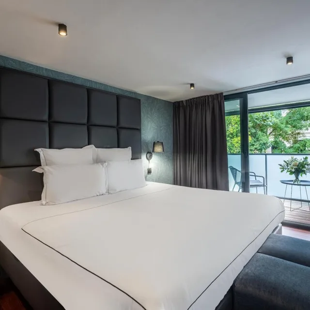 غرفة ديلوكس بسرير مزدوج بإطلالة على الحديقة بشرفة، Hotel Le Palais Gallien 1/6