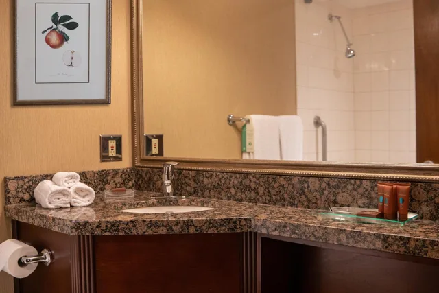 غرفة بسرير كينج مع أريكة، Prestige Vernon Lodge And Conference Centre 3/5