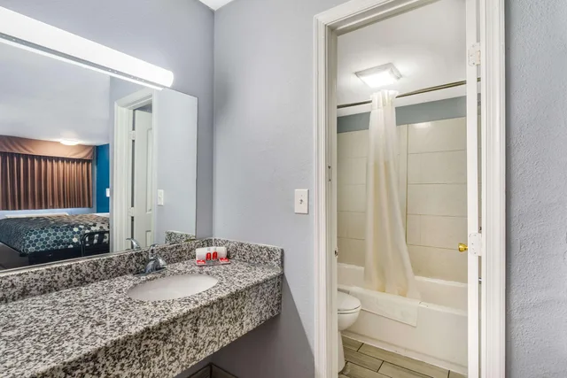 غرفة بسرير كينج للمدخنين، Econo Lodge Inn & Suites Virginia Beach - Norfolk 3/3
