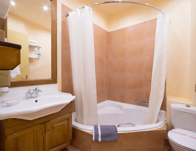 غرفة بسرير مزدوج، Country Club Hotel & Suites 3/3