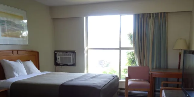 غرفة بسرير كينج بإطلالة، Hospitality Inn 1/4