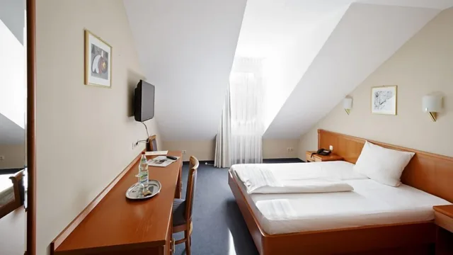 غرفة قياسية بسرير كوين، Hotel Blutenburg 2/10