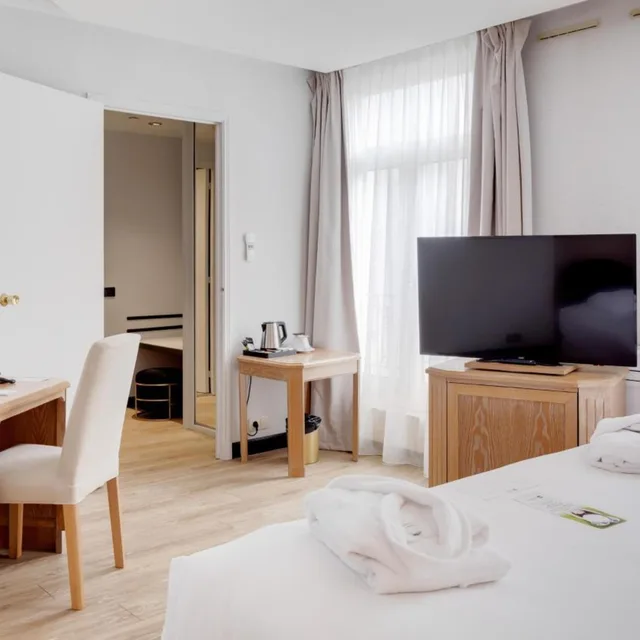 Room, Queen Bed, Street View، Best Western Plus Le Picardy Hotel & Spa 9/10