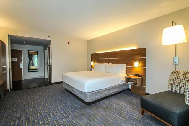 Deluxe, King Bed, Accessible, Holiday Inn Express Hotel And Suites Charleston North 2/4