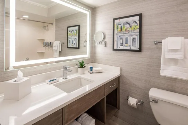 Courtyard, Guest Room, 2 Queen Beds, Courtyard View, Balcony، Four Points By Sheraton French Quarter 2/2