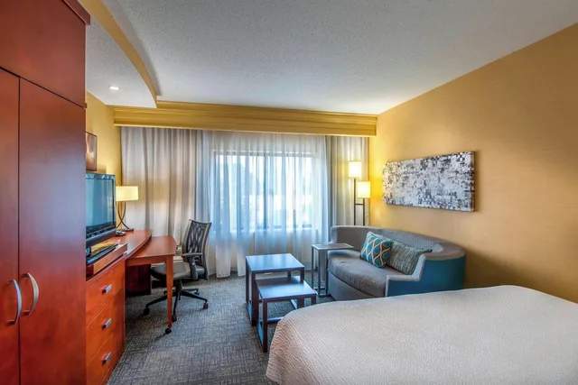 غرفة بسرير كينج مع أريكة، Courtyard Greensboro Airport 7/10