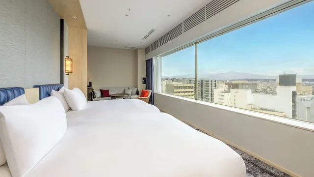 غرفة بريميوم بسريرين منفصلين بإطلالة على المدينة مع دخول صالة النادي، ANA Crowne Plaza Akita by IHG 1/1
