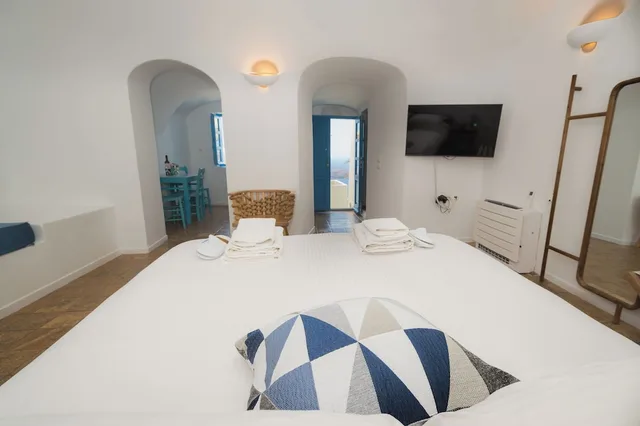 Suite, 1 King and 1 Single Beds, Caldera View، Pantelia Suites Santorini 9/10