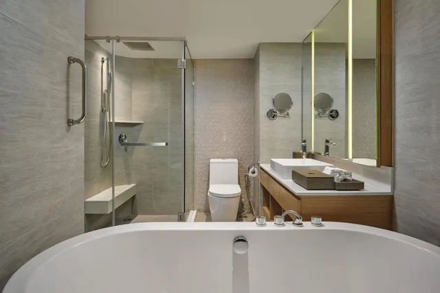 غرفة كبيرة بسريرين مزدوجين بإطلالة على المسبح بشرفة، Phuket Marriott Resort & Spa, Merlin Beach 6/13