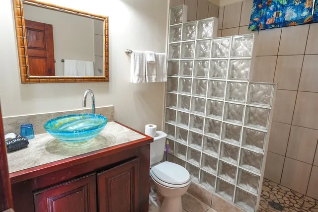 بنغل ملكي بسريرين كوين، West Bay Lodge 8/9