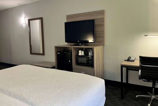 غرفة بسرير كينج لذوي الإعاقة، Baymont By Wyndham Indianapolis South 10/10
