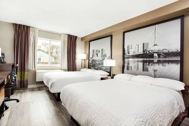 Efficiency, 2 Queen Beds، Super 8 by Wyndham Winnipeg West 2/7