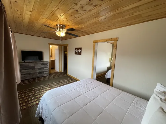جناح عائلي بسريرين كوين مع أريكة، Estes Mountain Inn 3/4