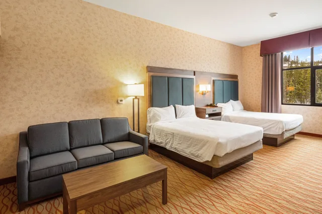 جناح بسريرين كوين بإطلالة على الجبل مع أريكة، The Lodge at Big Sky 1/4