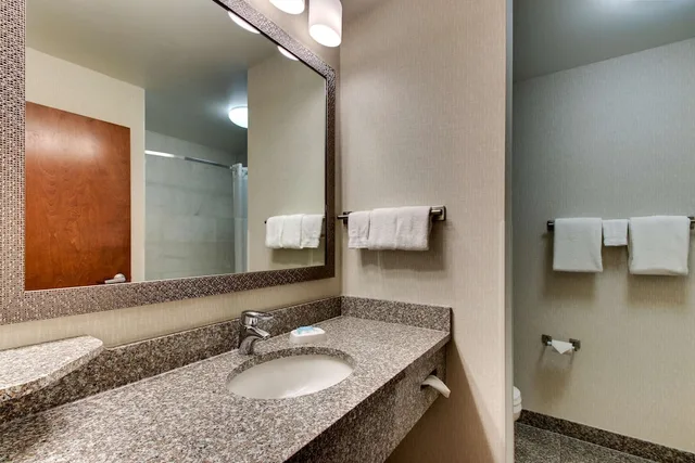 جناح بسريرين كوين بغرفتين مع أريكة في طابق مرتفع، Drury Inn and Suites Meridian 3/3