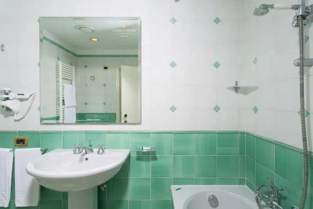 غرفة قياسية بسريرين منفصلين بإطلالة جزئية على البحر، Lloyd's Baia Hotel 4/5