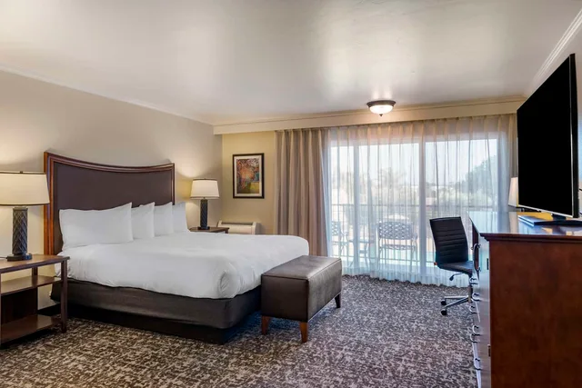 غرفة بسرير كينج بشرفة، Best Western Plus Royal Oak Hotel 1/4