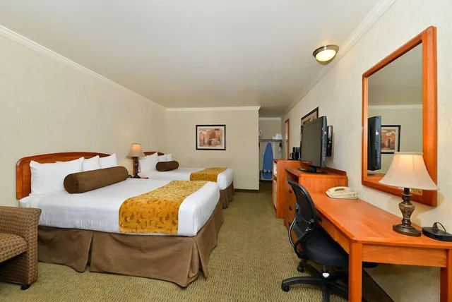 غرفة قياسية بسريرين كوين مع أريكة بمطبخ، Best Western Holiday Hotel 4/10