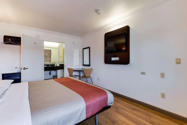 1 King Bed Mobil Access Tub Nsmk Micfridg، Motel6 San Jose, CA - Convention Center 6/10