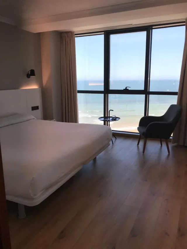 غرفة سوبيريور بسرير كينج بإطلالة على البحر، Principe de Asturias Hotel 2/3