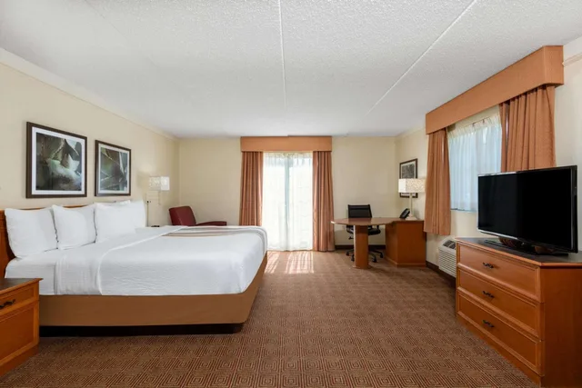 Executive, King Bed, La Quinta Inn by Wyndham Deerfield Beach I-95 at Hillsboro E 1/6