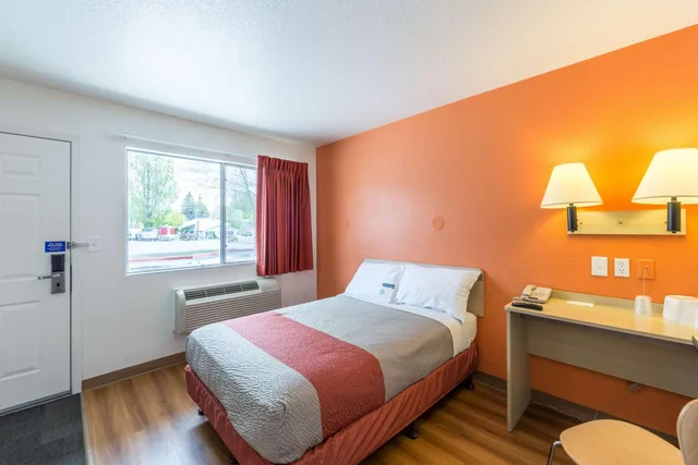 1 Full Bed ADA/Tub، Motel6 Klamath Falls, OR 7/10