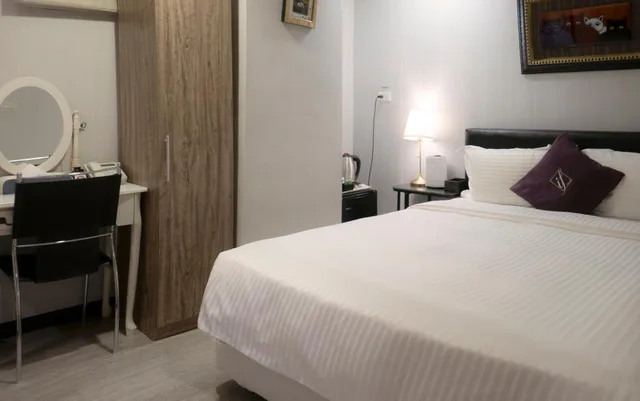 Classic, Queen Bed, No Window، If Inn 1/4