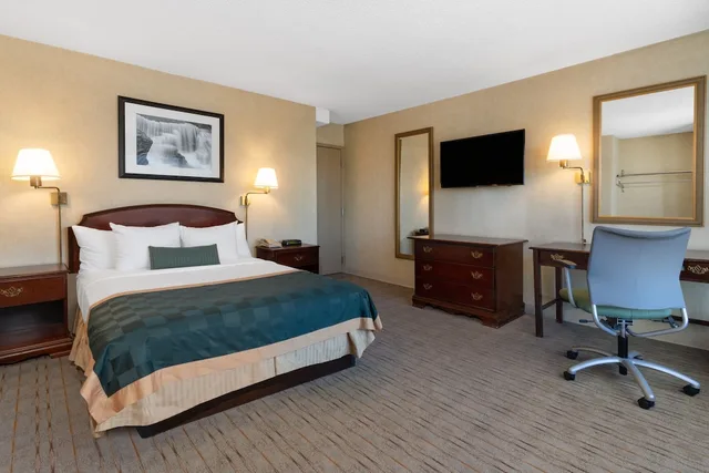 غرفة بسرير مزدوج لذوي الإعاقة، Ramada By Wyndham Reno Hotel And Casino 1/6