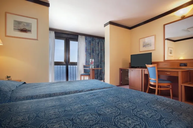 غرفة بسريرين منفصلين بإطلالة على البحر مع أريكة، Hotel Kristal 3/4