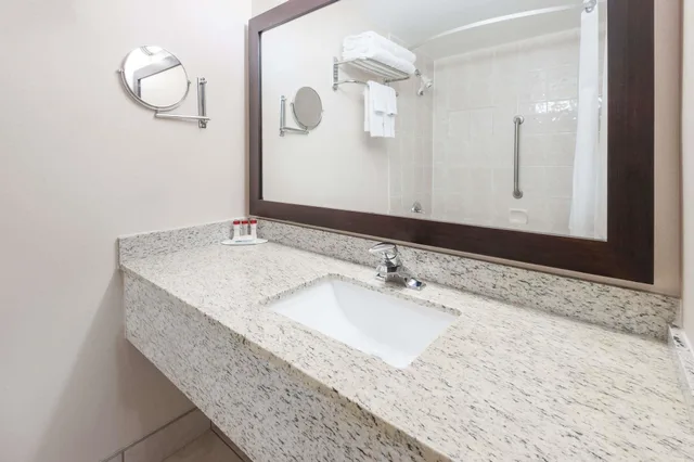 غرفة بسريرين كوين لذوي الإعاقة، Ramada By Wyndham Edmonton South 3/5
