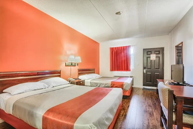 غرفة قياسية بسريرين كوين، Motel6 Windsor ON 1/8