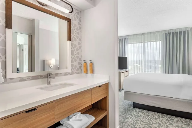 جناح بسريرين كوين بغرفتي نوم مع أريكة لذوي الإعاقة، Sonesta ES Suites San Antonio Downtown Alamo Plaza 4/6