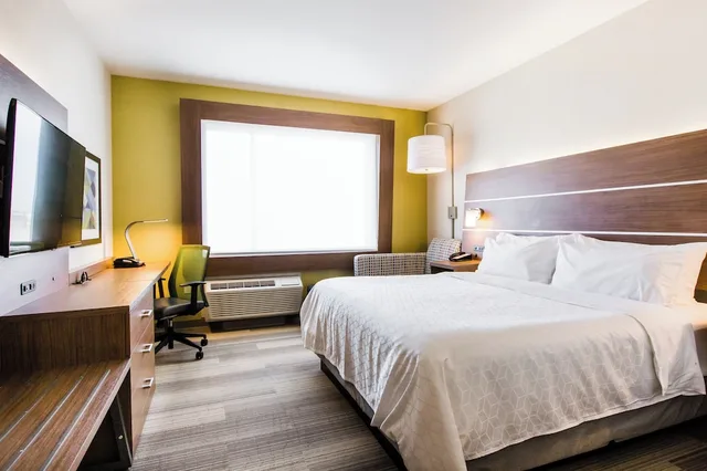 غرفة قياسية بسرير كينج، HOLIDAY INN EXPRESS & SUITES WEST EDMONTON-MALL AREA 2/4