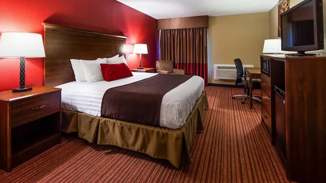 غرفة قياسية بسرير كينج لذوي الإعاقة، SureStay Plus by Best Western San Antonio Fiesta Inn 3/8