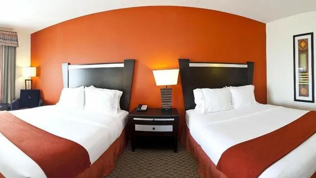 غرفة قياسية بسريرين كوين، Holiday Inn Express Hotel And Suites Odessa 1/5