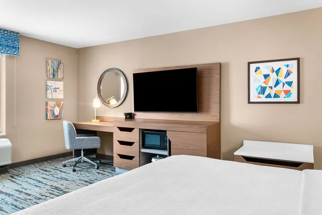 غرفة بسرير كينج مع أريكة، Hampton Inn Detroit North Auburn Hills 3/3